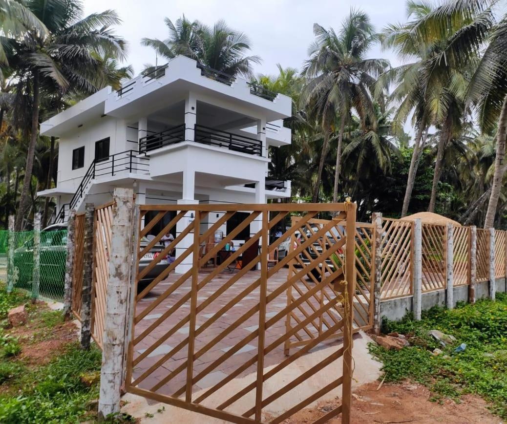 Corniche Beach Resort Mulappilangād Buitenkant foto